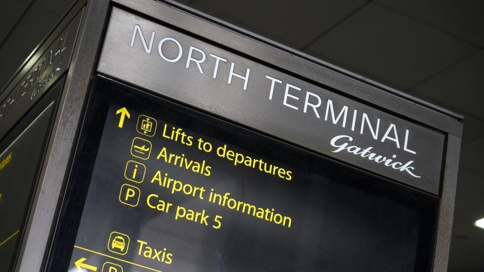 Un panneau dans l'aéroport de Gatwick à Londres, le 2 août 2021.