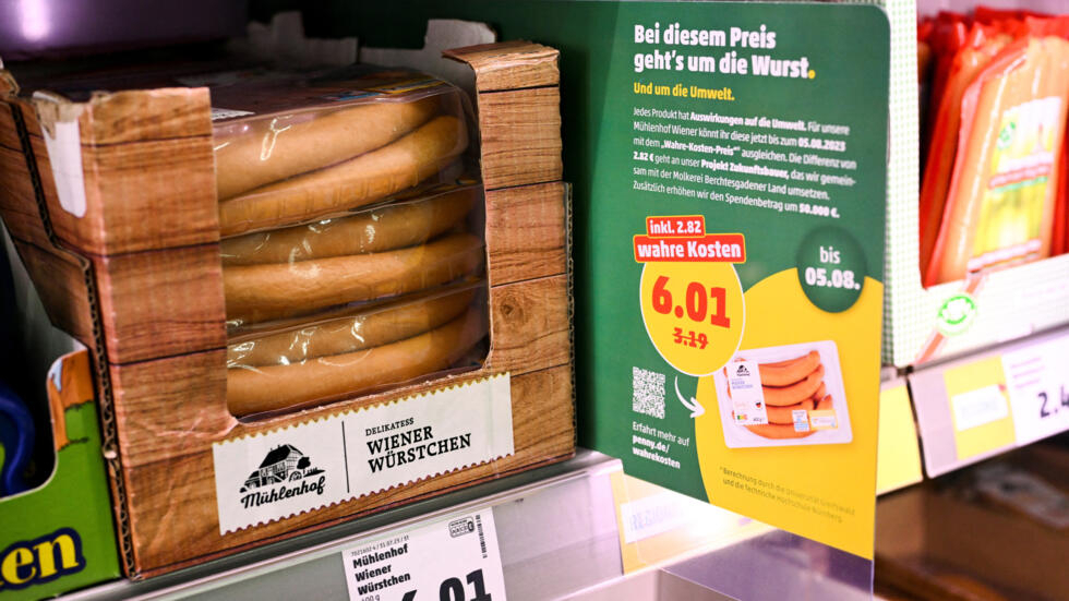 En Allemagne, la chaîne de supermarchés Penny applique, dans ses 2 150 magasins du pays, une hausse des prix vertigineuse à plusieurs produits alimentaires, en incluant les coûts environnementaux. Une mesure appliquée du 31 juillet jusqu'au 5 août 2023.