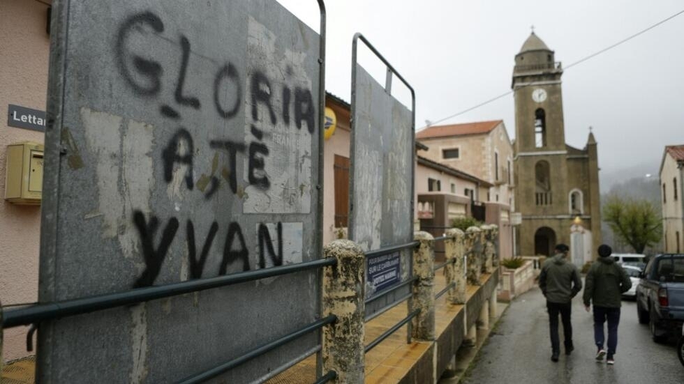 Le 24 avril 2022, un panneau électoral tagué et portant la mention « Gloire à Yvan » en hommage au militant indépendantiste Yvan Colonna, dans le village de Marignana, sur l'île française de Corse.