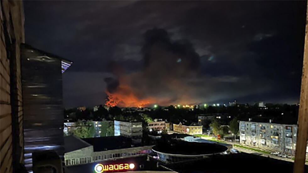 De la fumée autour de la ville russe de Pskov, le 29 août 2023, alors que les Russes ont accusé l'Ukraine d'avoir mené un grand nombre d'attaques de drones contre différentes cibles russes.