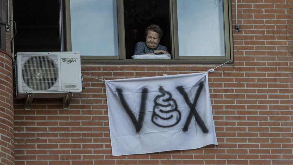 Une banderole hostile au parti Vox, déployée dans un quartier de la banlieue de Madrid. (Image d'illustration)