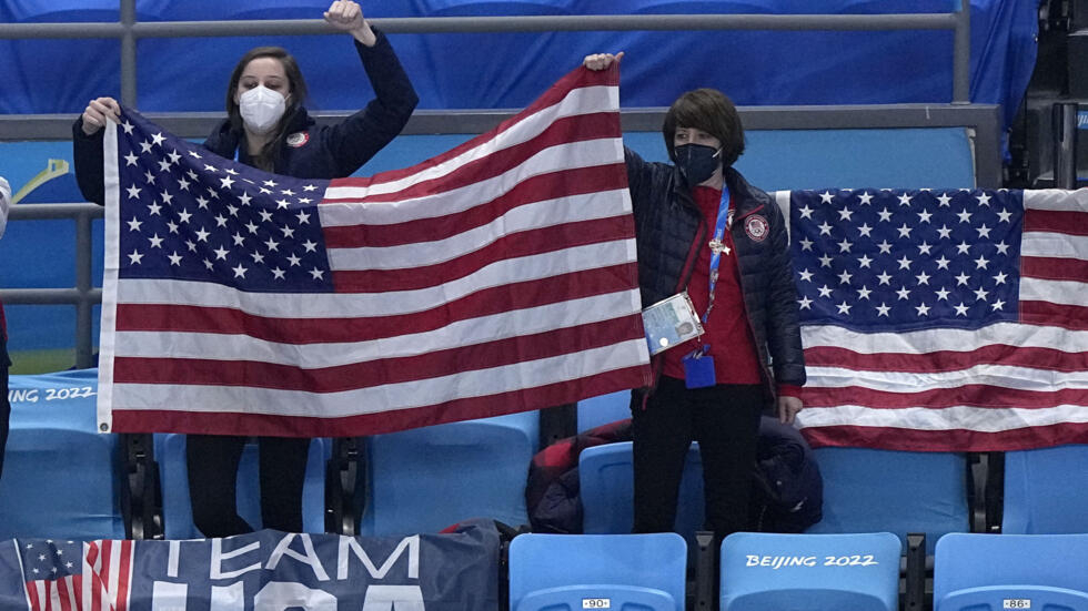 Les supporters américains brandissent leur drapeau national dans la compétition de patinage artistique aux Jeux olympiques d'hiver de 2022 à Pékin.
