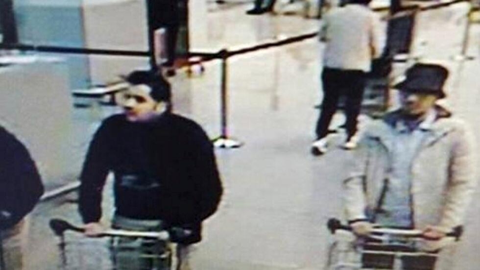 Mohamed Abrini (à droite) sur une capture d'écran des caméras de vidéosurveillance de l'aéroport de Zaventem, le 22 mars 2016.