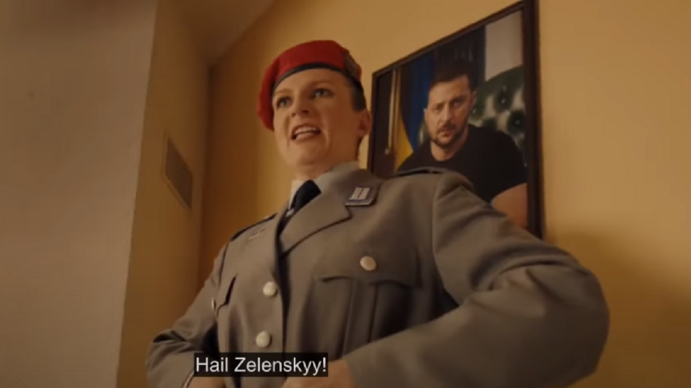«Heil Zelensky», image arrêtée d'une vidéo de propagande russe qui tourne sur les réseaux sociaux montrant comment une famille allemande se fait dépouiller par des soldats de l’OTAN pour financer la guerre en Ukraine et se voient obligés de saluer Zelensky à la manière de l'Allemagne hitlérienne.