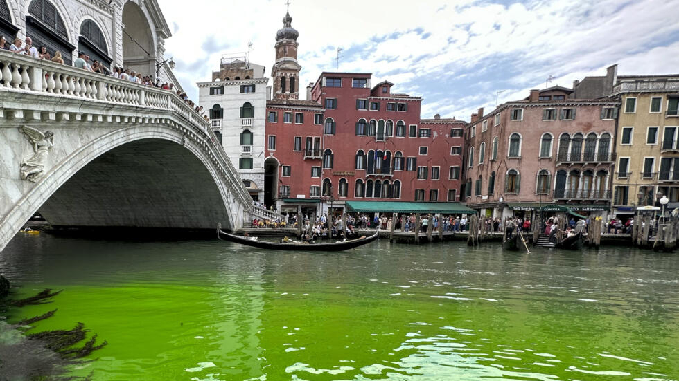 Selon l'Unesco, la conservation de Venise est «entravée par l'absence de vision stratégique commune globale» et la «faible efficacité et coordination» des autorités locales et nationales italiennes. Ici, le pont Rialto à Venise, le 28 mai 2023.