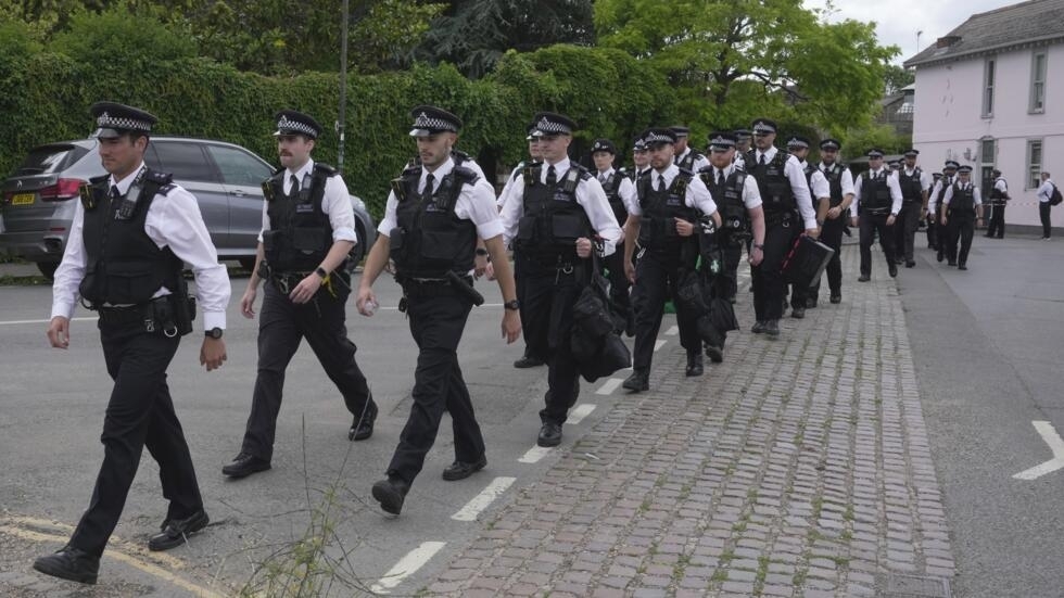 La police britannique a été au cœur de plusieurs affaires d'abus sexuels, harcèlement, violences, agressions et autres crimes au cours des dernières années. Ici, des policiers britanniques quittent une école à Londres, le 6 juillet 2023.